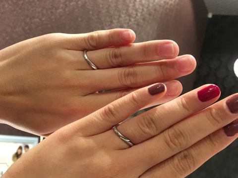 【JEWELRY  KAMATA(ジュエリーかまた)の口コミ】 Ｓ字なので指が綺麗に見えることと、溝のデザインなので、角度によって光…