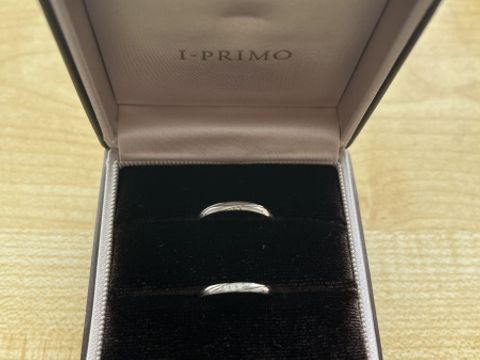 【アイプリモ(I-PRIMO)の口コミ】 婚約指輪と重ねてつけた時に合っていると思ったからです。
また、斜めに石…