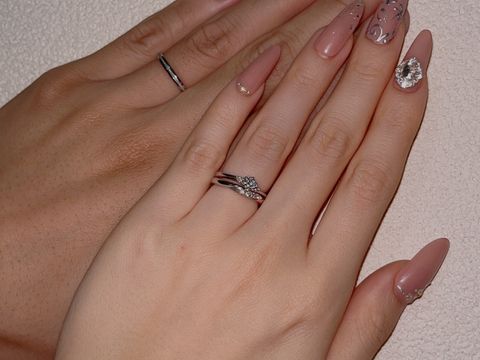 【銀座ダイヤモンドシライシの口コミ】 指が細いので、長く見せたくてエスウェーブのかかったものにしました つけ…