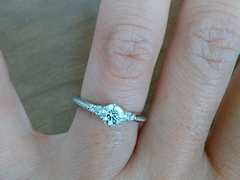 【エクセルコダイヤモンド(EXELCO DIAMOND)の口コミ】 もう一つのデザインと迷っていました。もう一つは指輪全体にダイヤモンド…