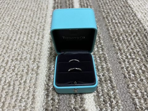 【ティファニー(Tiffany & Co.)の口コミ】 婚約指輪がティファニーなので揃えたかったのと、夫婦でお揃い感のある指…