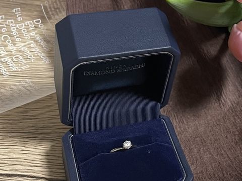 【銀座ダイヤモンドシライシの口コミ】 一目惚れでした。シンプルな一粒ダイヤのデザインで探していましたが、ス…