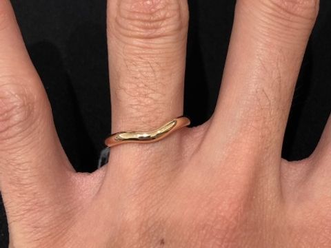 【ティファニー(Tiffany & Co.)の口コミ】 柔らかく、控えめな曲線で描かれるラインが特徴的なリングです。人を選ば…