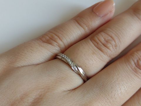 【エクセルコダイヤモンド(EXELCO DIAMOND)の口コミ】 シンプルすぎず、派手すぎないデザインが気に入りました。
ダイヤのライン…