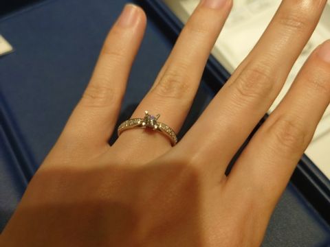 【銀座ダイヤモンドシライシの口コミ】 指輪のアームの部分にもダイヤが入ってるデザインをいくつか見せていただ…