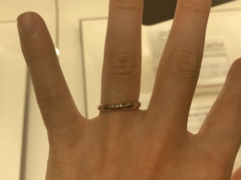 【ラザール ダイヤモンド(LAZARE DIAMOND)の口コミ】 女性の指輪は、ダイヤにこだわっている会社だけあって結婚指輪の小さなダ…