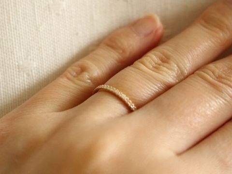 【AHKAH(アーカー)の口コミ】 ハーフエタニティーでゴールドというのが気に入りました。シンプルであり…