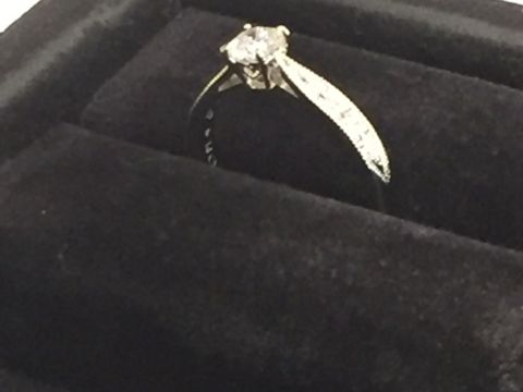 【JEWELRY  KAMATA(ジュエリーかまた)の口コミ】 店員さんの接客で決めました。プロポーズまでの短い期間で2人の記念日の大…