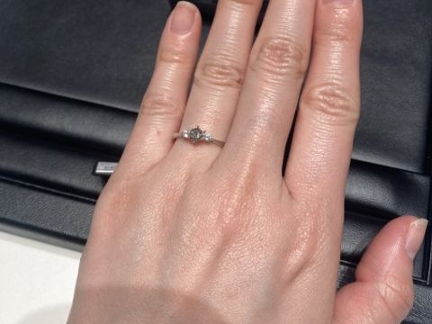 【ラザール ダイヤモンド(LAZARE DIAMOND)の口コミ】 デザインが素敵だった。元々、真ん中にダイヤモンド、両側にメレダイヤつ…