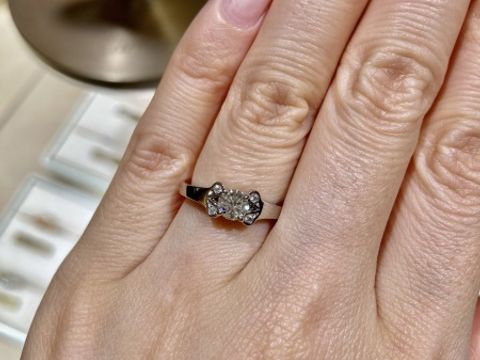 【カルティエ(Cartier)の口コミ】 唯一無二のデザインが気に入っています。シンプルな一粒ダイヤのソリテー…