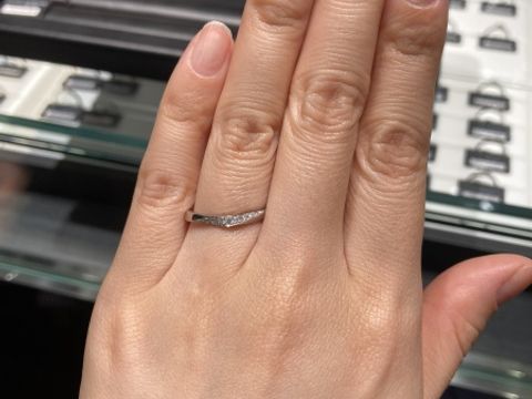 【ラザール ダイヤモンド(LAZARE DIAMOND)の口コミ】 デザインが好みでした。「結婚指輪は一本で着けてもテンションが上がるも…