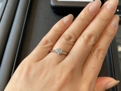 【エクセルコダイヤモンド(EXELCO DIAMOND)の口コミ】 シンプルなデザインでダイヤがよく映えます。太すぎ細すぎずのリングで、…