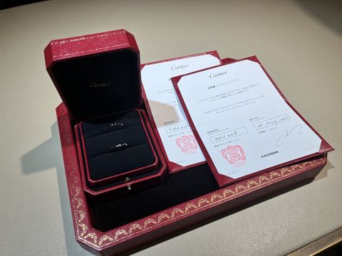 【カルティエ(Cartier)の口コミ】 ウェーブで石がついていた。裏側にも2石ついていて、ブランドのロゴも入っ…