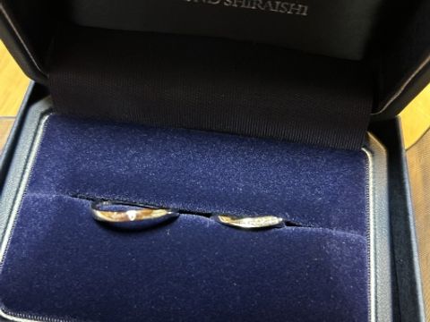 【銀座ダイヤモンドシライシの口コミ】 別のブランドで婚約指輪を買っていて、それと重ね付けできる結婚指輪を探…