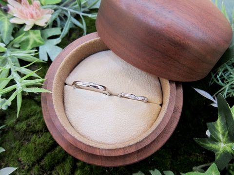 【COLANY(コラニー)の口コミ】 こちらのブランドで婚約指輪を購入したこともあり、結婚指輪も同じブラン…