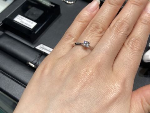 【ラザール ダイヤモンド(LAZARE DIAMOND)の口コミ】 シンプルなデザインですが、細すぎず太すぎずです。横から見ても高さがあ…