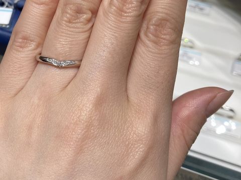 【銀座ダイヤモンドシライシの口コミ】 女性らしいしなやかなV字で、指が細く長く見える気がします。セットリング…