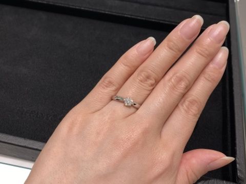 【ティファニー(Tiffany & Co.)の口コミ】 ハーモニーのラインの婚約指輪です。センターダイヤに向かって細くなるデ…