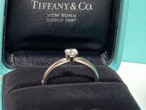【ティファニー(Tiffany & Co.)の口コミ】 妻が王道が1番で昔からティファニーに憧れているのを知っていたので
婚約…
