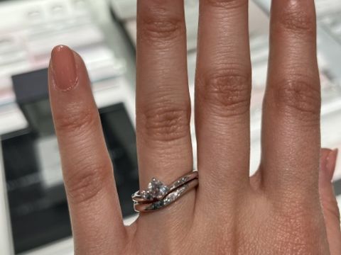 【CAFERING(カフェリング)の口コミ】 中央に0.1カラットのダイヤモンドがついており、若干V字になっています。V…