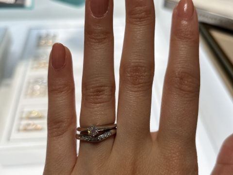 【ティファニー(Tiffany & Co.)の口コミ】 指の中心に向かってV字になっているので、婚約指輪との組み合わせがとても…