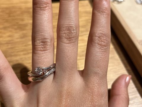【ith(イズ)の口コミ】 かなりV字のカーブが強くなっているタイプのセットリングです。婚約指輪は…