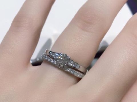 【俄(にわか)の口コミ】 花麗(はなうらら)という名前の通り、真ん中のダイヤの周囲から花びらのよ…