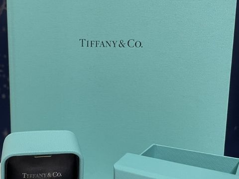 【ティファニー(Tiffany & Co.)の口コミ】 ダイヤが大きく綺麗なシルエットだったからです。
ただのストレートではな…