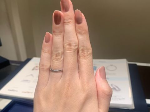 【銀座ダイヤモンドシライシの口コミ】 指が綺麗に見えるウェーブのデザインです。似たデザインがいつくかありま…