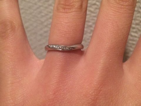 【4℃ BRIDAL(ヨンドシーブライダル)の口コミ】 柔らかく流れるような曲線がとても美しく、ダイヤモンドも大きすぎずさり…