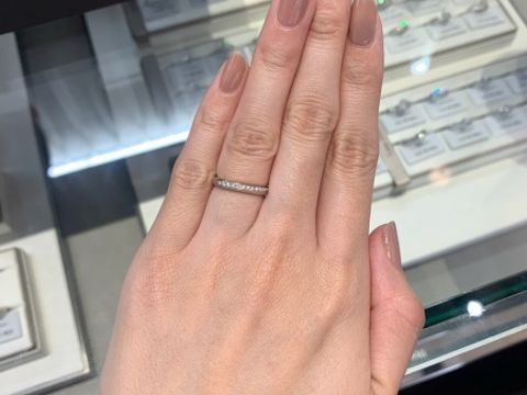 【アイプリモ(I-PRIMO)の口コミ】 指輪自体はストレートですが、カーブのあるデザインがされており、シンプ…