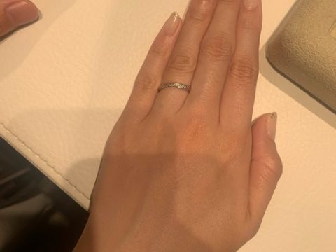 【和光ブライダルブティックギンザの口コミ】 指を綺麗に見せてくれるカーブのデザインです。あまり派手すぎるデザイン…