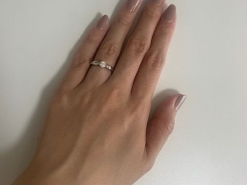 【ブルガリ(BVLGARI)の口コミ】 シンプルかつ、ダイヤモンドの存在感があるデザインであるところが素敵で…