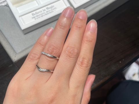 【ケイウノ ブライダル(K.UNO BRIDAL)の口コミ】 どちらもダイヤモンドがたくさんついているため、キラキラ輝いていて、指…