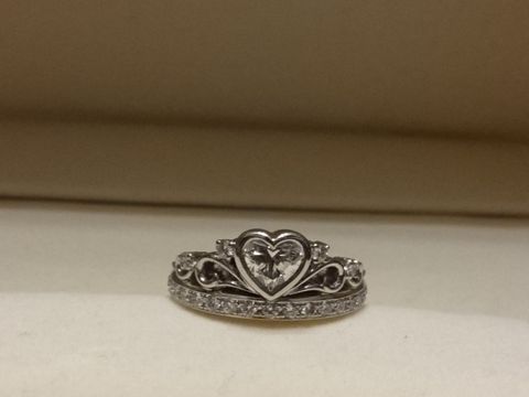 【ケイウノ ブライダル(K.UNO BRIDAL)の口コミ】 10代の頃にウェディング雑誌を見ていてこの指輪に一目惚れし、将来婚約指…