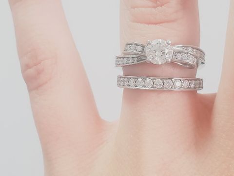 【シャネル(CHANEL)の口コミ】 婚約指輪らしく一つ大きなダイヤがありつつも、大人向けの可愛らしいリボ…