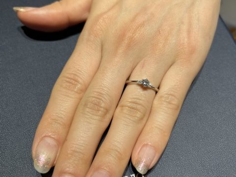 【銀座ダイヤモンドシライシの口コミ】 まずダイヤモンドの輝きが素晴らしかったです。またこちらのデザインは中…