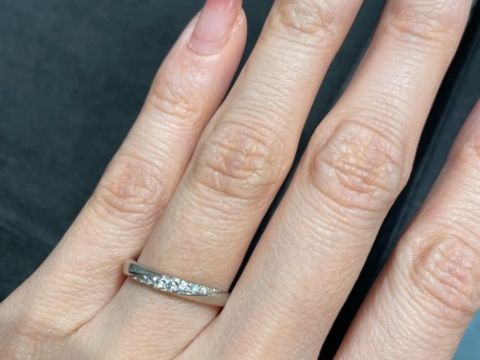 【GALA JEWELRY(ガラジュエリー)の口コミ】 デザインが一番だと思います。
斜めのデザインがいいなと思っておりました…