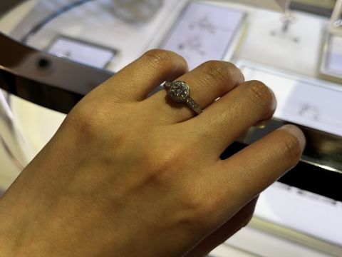 【ヴァン クリーフ＆アーペル(Van Cleef & Arpels)の口コミ】 デザインはキラキラしているが丸いフォルムで可愛らしい印象。周りもたく…