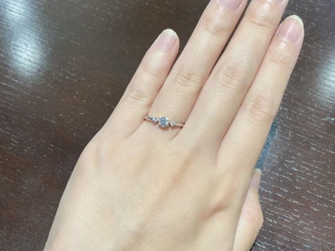 【Flowaves(フロウェーブス)の口コミ】 シンプルなものを探していました。
他のブランドの3つダイヤが付いている…