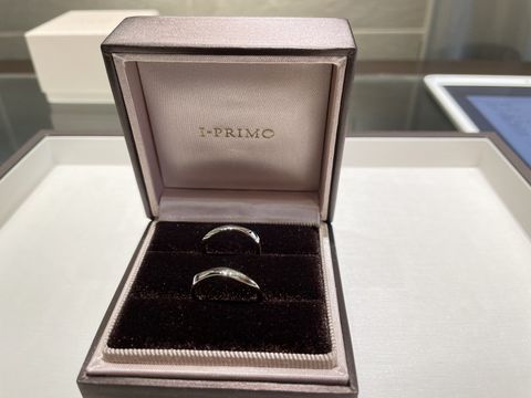 【アイプリモ(I-PRIMO)の口コミ】 ダイヤ無しの指輪を検討していたため、シンプルになりすぎないようにウェ…