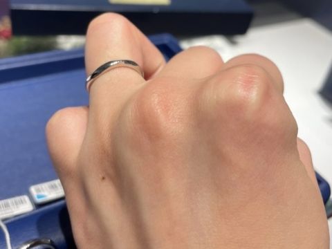 【銀座ダイヤモンドシライシの口コミ】 ダイヤがついていないシンプルなものを選択。シンプルになりすぎないよう…