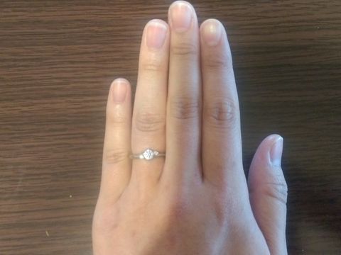 【エクセルコダイヤモンド(EXELCO DIAMOND)の口コミ】 一番は、形がとても綺麗です。私は指が太いので、指輪をつけたら余計に太…