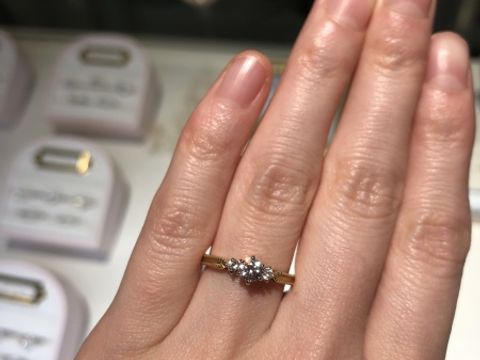 【BIJOUPIKO(ビジュピコ)の口コミ】 珍しいイエローゴールドの婚約指輪です。ミル打ちの加工がしてあり、アン…