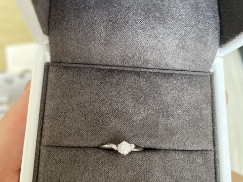 【Foulason(フレゾン)の口コミ】 横に小さなダイヤがついている、可愛らしいデザインに心を惹かれました。…