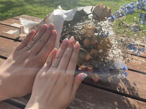 【銀座ダイヤモンドシライシの口コミ】 V字とウェーブの2種類で迷っていました。
こちらの指輪は、どちらにも見え…