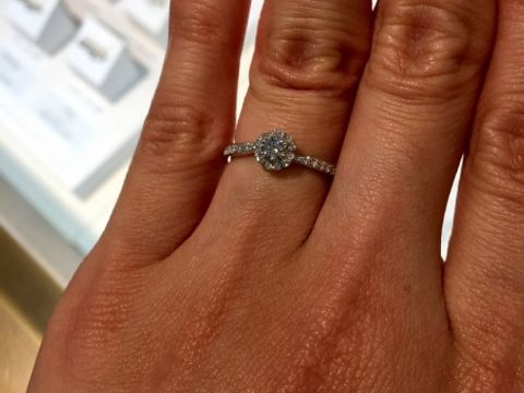 【Ponte Vecchio(ポンテヴェキオ)の口コミ】 ハーフエタニティです。細身の指輪な上、石の周りにさらに小さい石がお花…