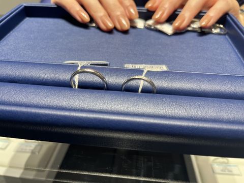 【銀座ダイヤモンドシライシの口コミ】 好みのハーフエタニティで、指輪自体はストレートのタイプでした。私は左…