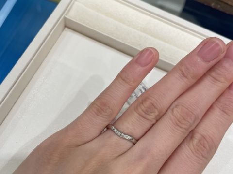 【【閉業】フラー・ジャコー(FURRER-JACOT)の口コミ】 シンプルデザイン。ゆるめですが、Vカーブになっているので指が細長く見え…