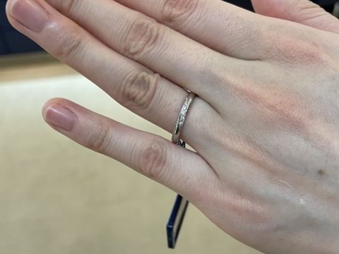 【ROYAL ASSCHER(ロイヤル・アッシャー)の口コミ】 ストレートタイプです。一般的に多いかたちかなと思いました。ダイヤが斜…